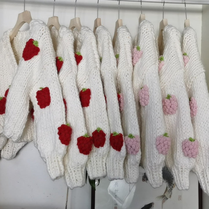 Damer Mjuk Stickad jacka med glad Jordgubbs mönster och knapp detaljer Mirla-Eva Jonsson