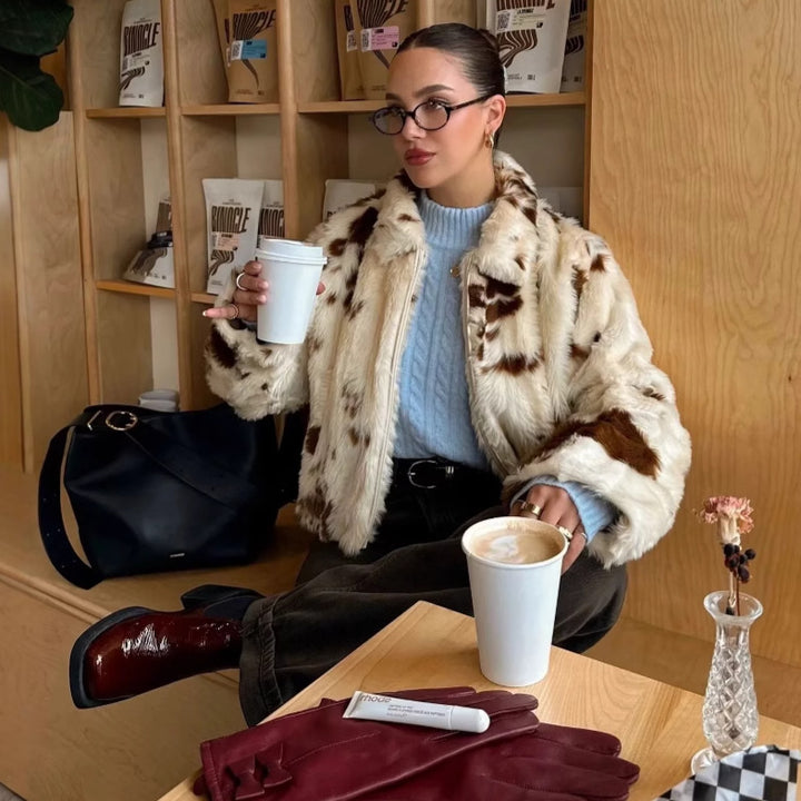 Damer Mod fashion konstpälsjacka med djurmönster och elegant krage Mirla-Eva Jonsson