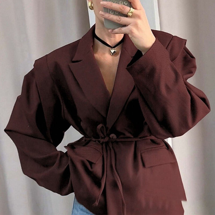 Damer Mode Blazer med bälte och överlappande axeldesign Mirla-Eva Jonsson