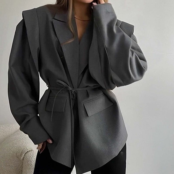 Damer Mode Blazer med bälte och överlappande axeldesign Mirla-Eva Jonsson