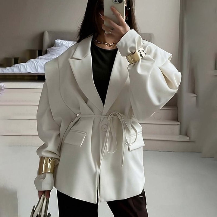 Damer Mode Blazer med bälte och överlappande axeldesign Mirla-Eva Jonsson