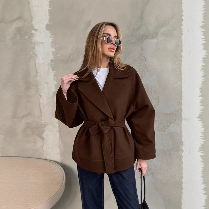 Damer Mode Inwrap Jacka i högkvalitativt material med figursydd bälte Mirla-Eva Jonsson