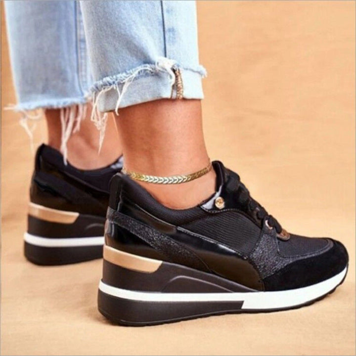 Damer Mode Sneakers med Elegant Metallic Detalj och Sportig Sula Mirla-Eva Jonsson