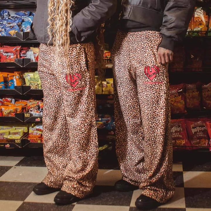 Damer Mode fritidsbyxor i leopardmönster med lös passform Mirla-Eva Jonsson