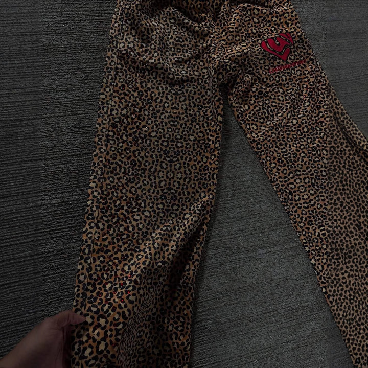 Damer Mode fritidsbyxor i leopardmönster med lös passform Mirla-Eva Jonsson