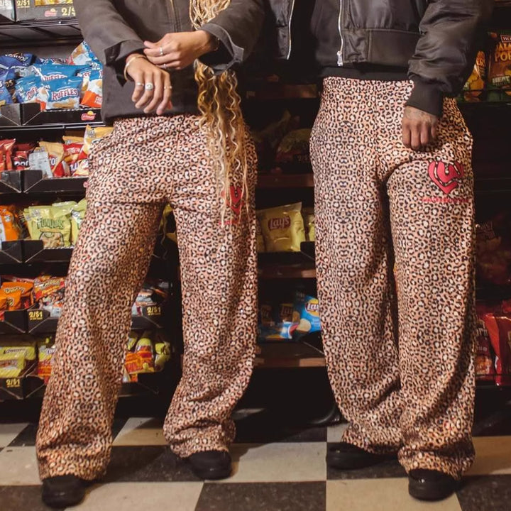 Damer Mode fritidsbyxor i leopardmönster med lös passform Mirla-Eva Jonsson