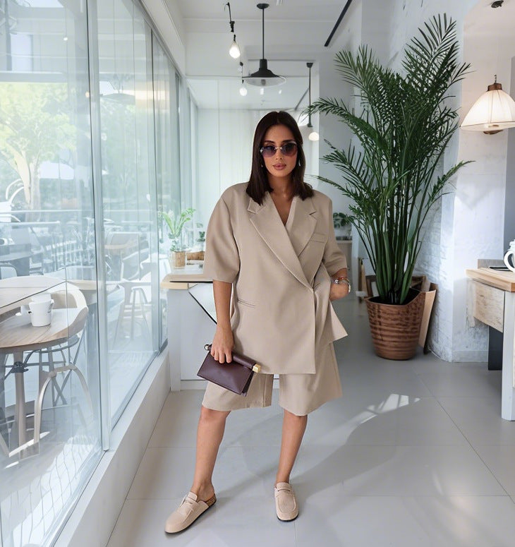 Damer Mode kombinationsoutfit med kort jacka och vida shorts Mirla-Eva Jonsson