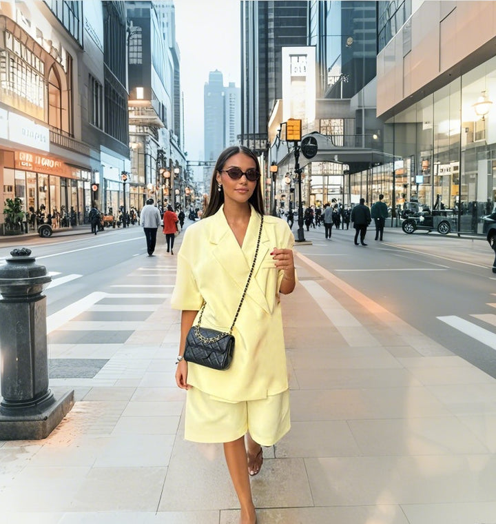Damer Mode kombinationsoutfit med kort jacka och vida shorts Mirla-Eva Jonsson