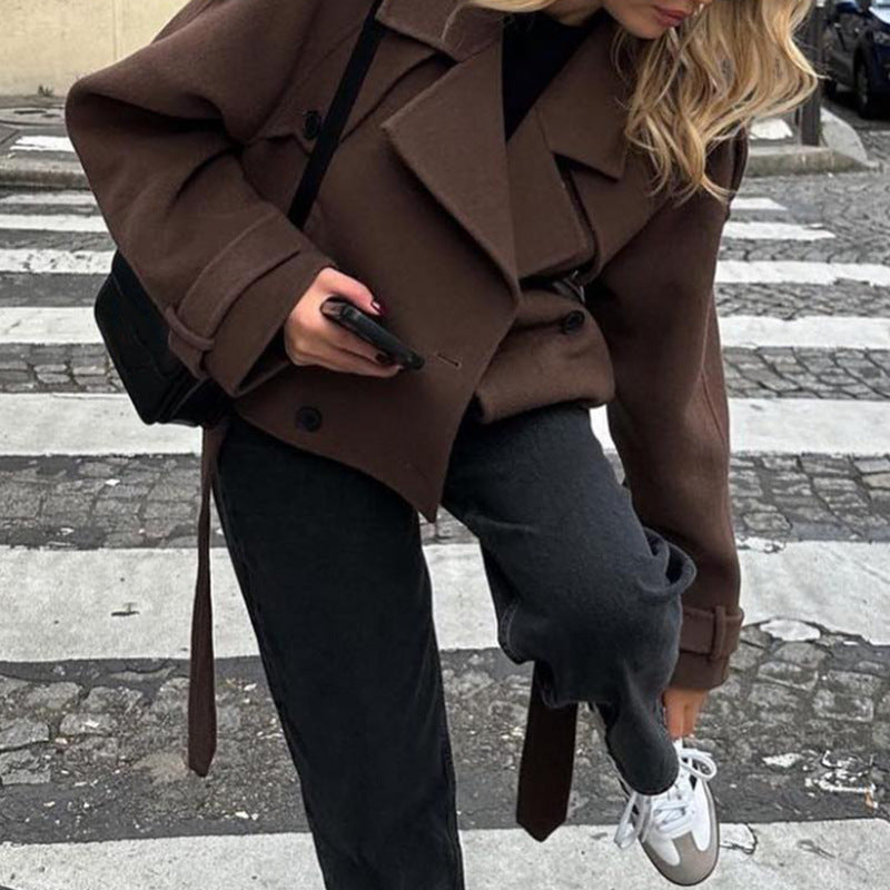 Damer Modekort trenchcoat med generösa klafffickor och figursydd passform Eva Jonsson-Eva Jonsson