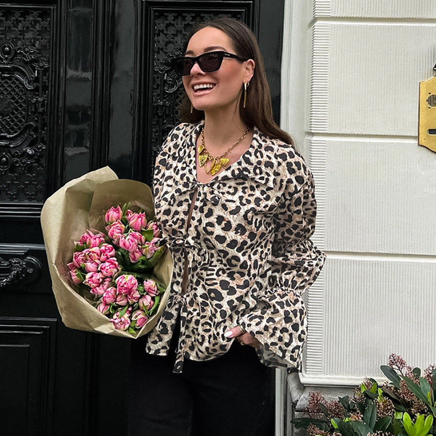 Damer Moder blouse med leopardmönster och volangärmar Mirla-Eva Jonsson