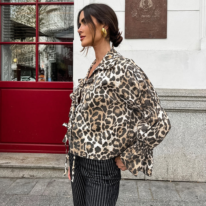 Damer Moder blouse med leopardmönster och volangärmar Mirla-Eva Jonsson