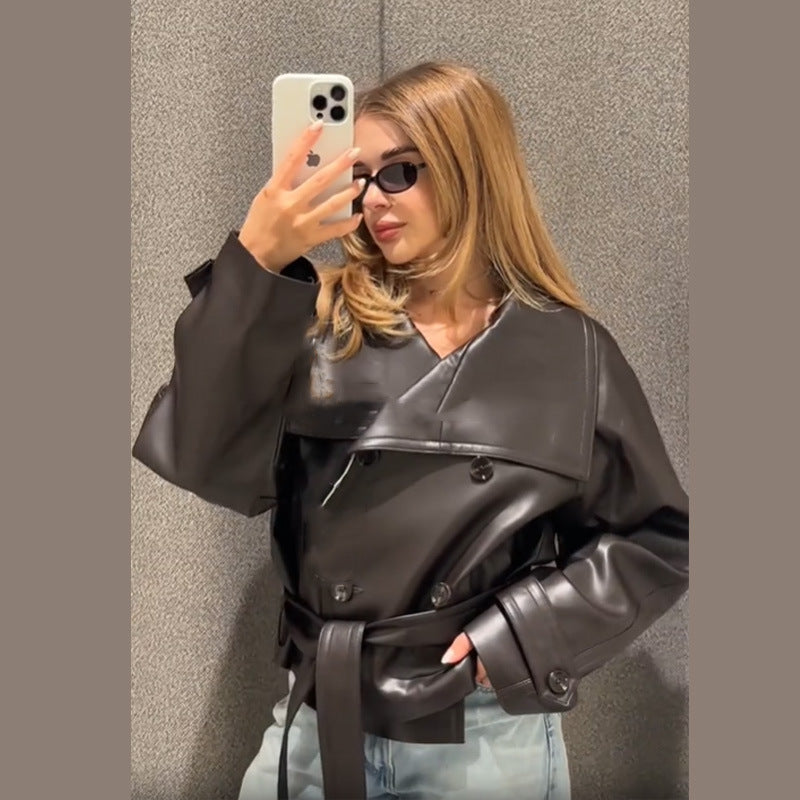 Damer Moderiktig Cropped-Läderjacka med dubbla knappslå och bred krage Mirla-Eva Jonsson