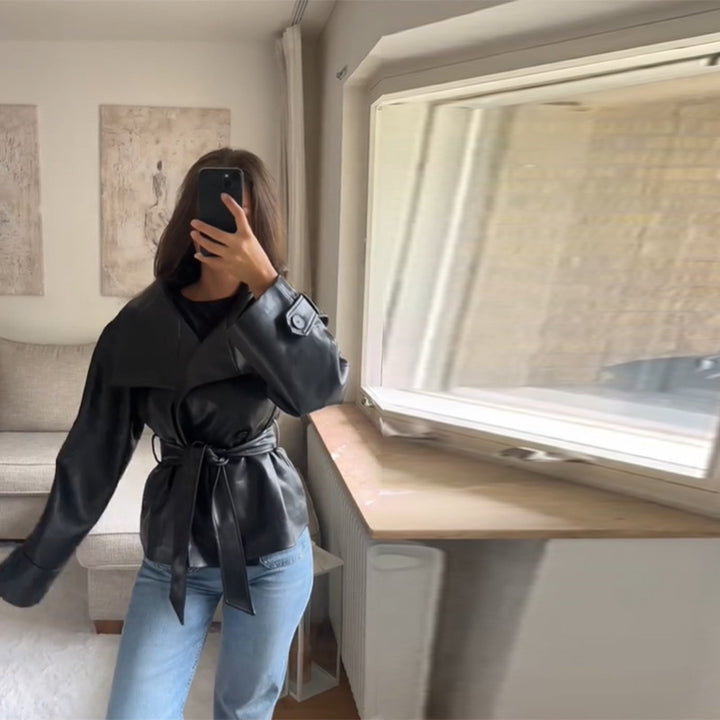 Damer Moderiktig Cropped-Läderjacka med dubbla knappslå och bred krage Mirla-Eva Jonsson