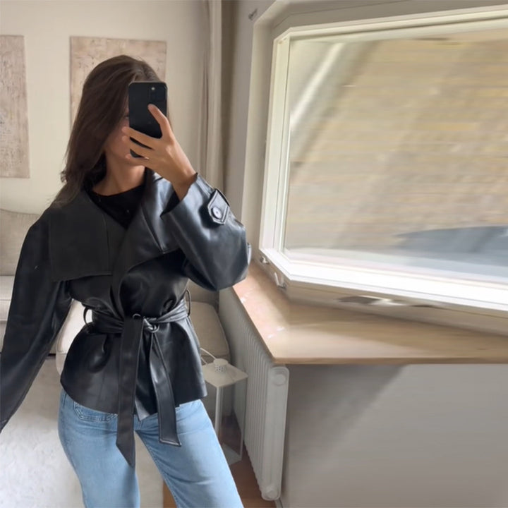 Damer Moderiktig Cropped-Läderjacka med dubbla knappslå och bred krage Mirla-Eva Jonsson