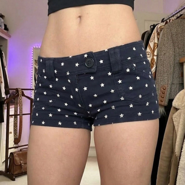 Damer Moderiktiga shorts med stjärnmönster och praktisk skärning Mirla-Eva Jonsson