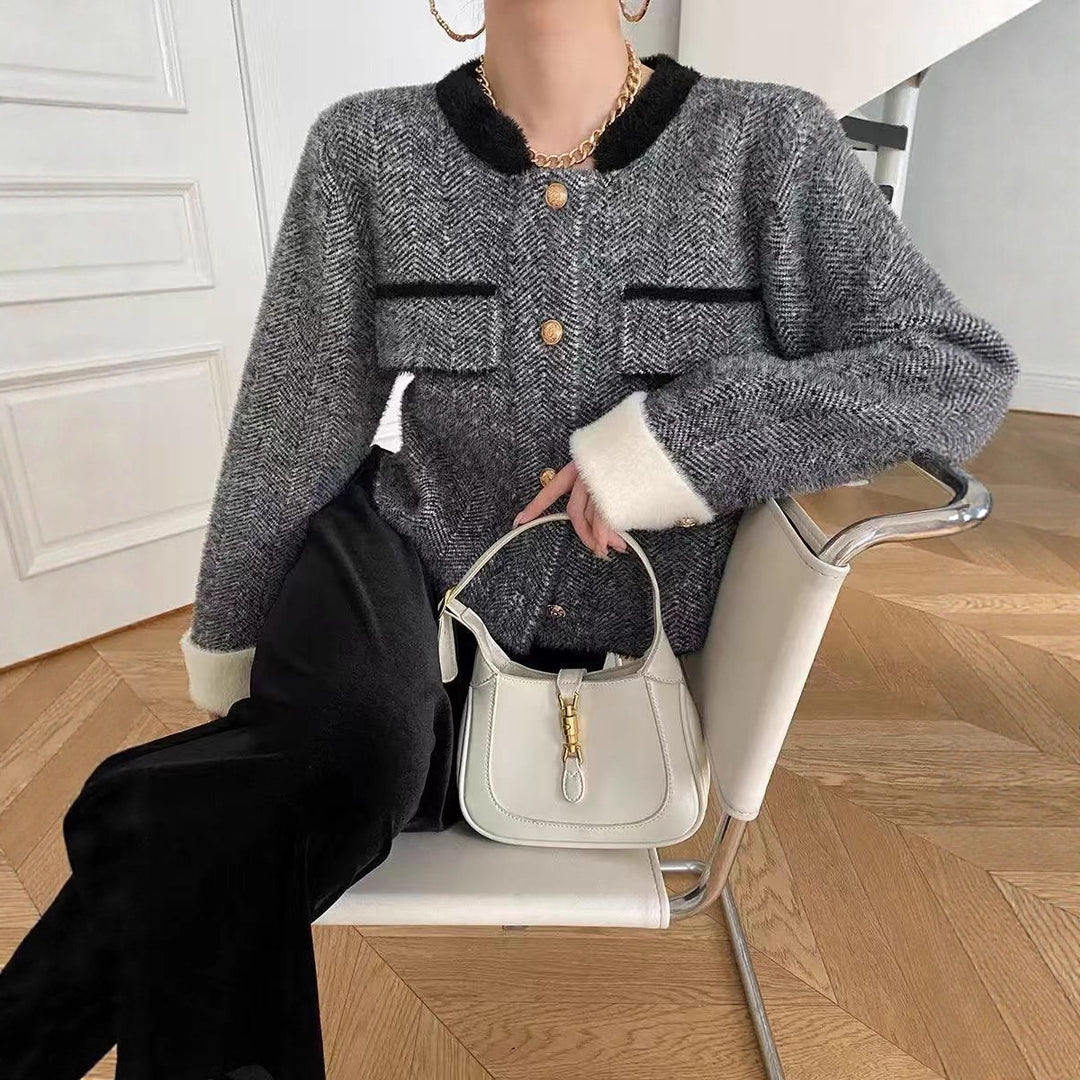 Damer Moderiktiga stickade jacka med struktur och eleganta knapppdetaljer Eva Jonsson-Eva Jonsson