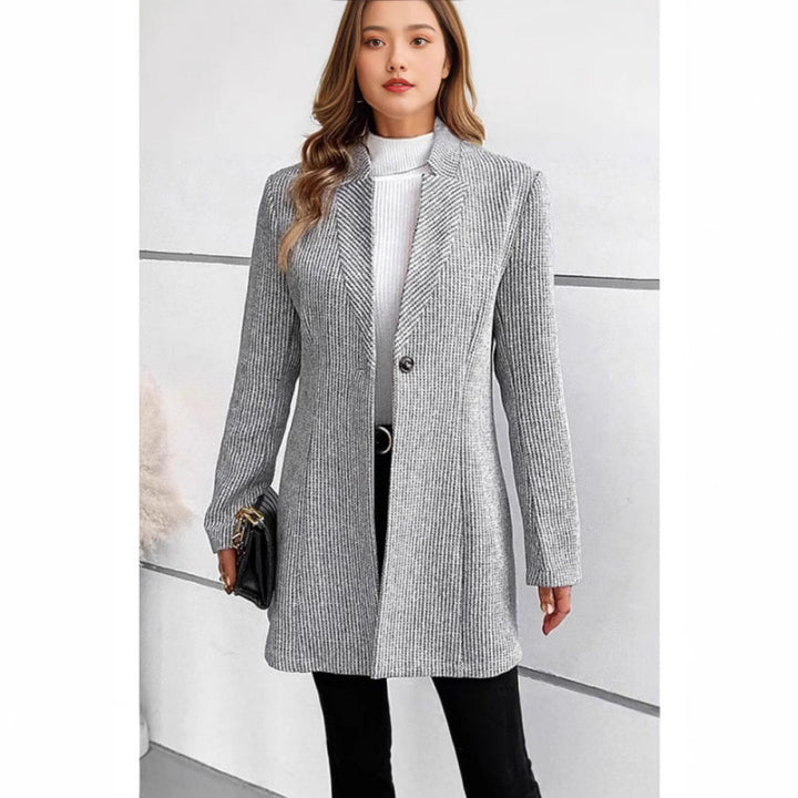 Damer Modern stickad blazer med smal passform och eleganta detaljer Mirla-Eva Jonsson