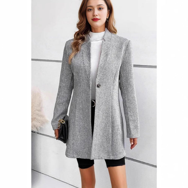 Damer Modern stickad blazer med smal passform och eleganta detaljer Mirla-Eva Jonsson