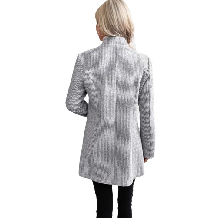 Damer Modern stickad blazer med smal passform och eleganta detaljer Mirla-Eva Jonsson