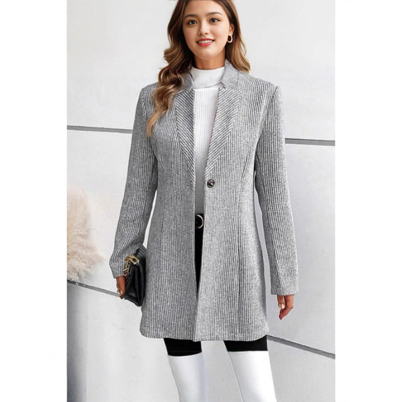 Damer Modern stickad blazer med smal passform och eleganta detaljer Mirla-Eva Jonsson