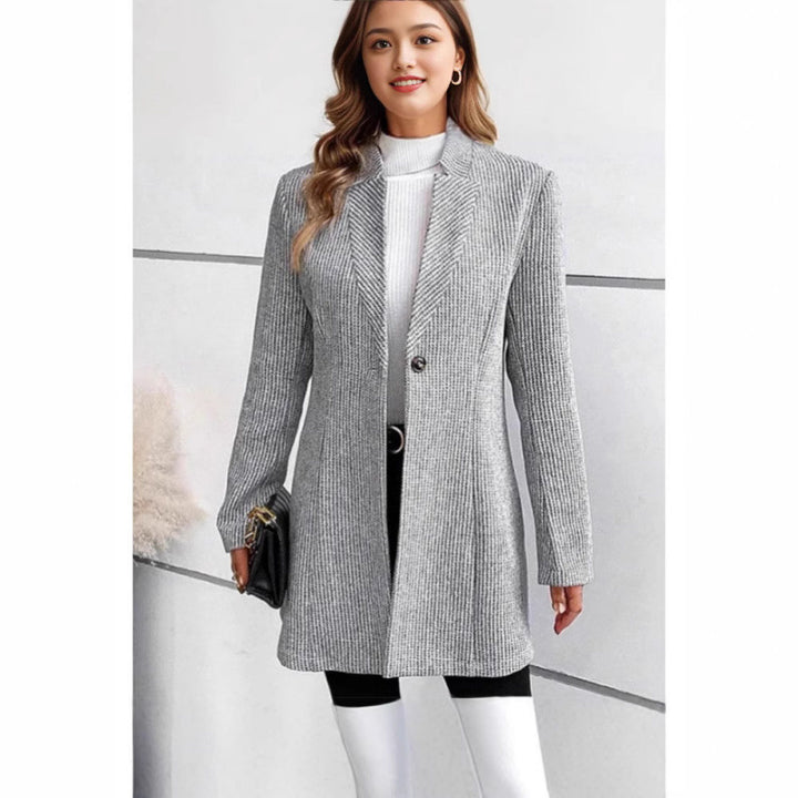 Damer Modern stickad blazer med smal passform och eleganta detaljer Mirla-Eva Jonsson