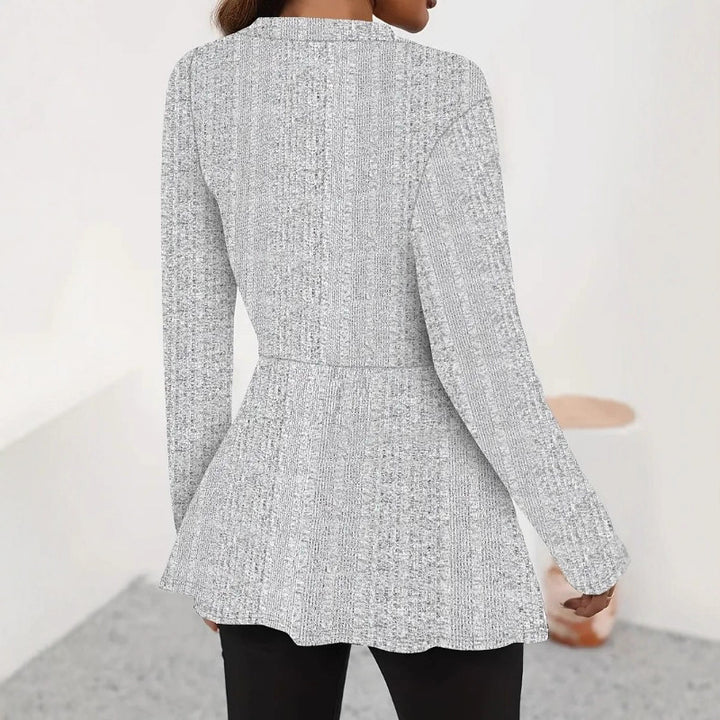 Damer Modern stickad jacka med asymmetrisk skärning och eleganta detaljer Mirla-Eva Jonsson