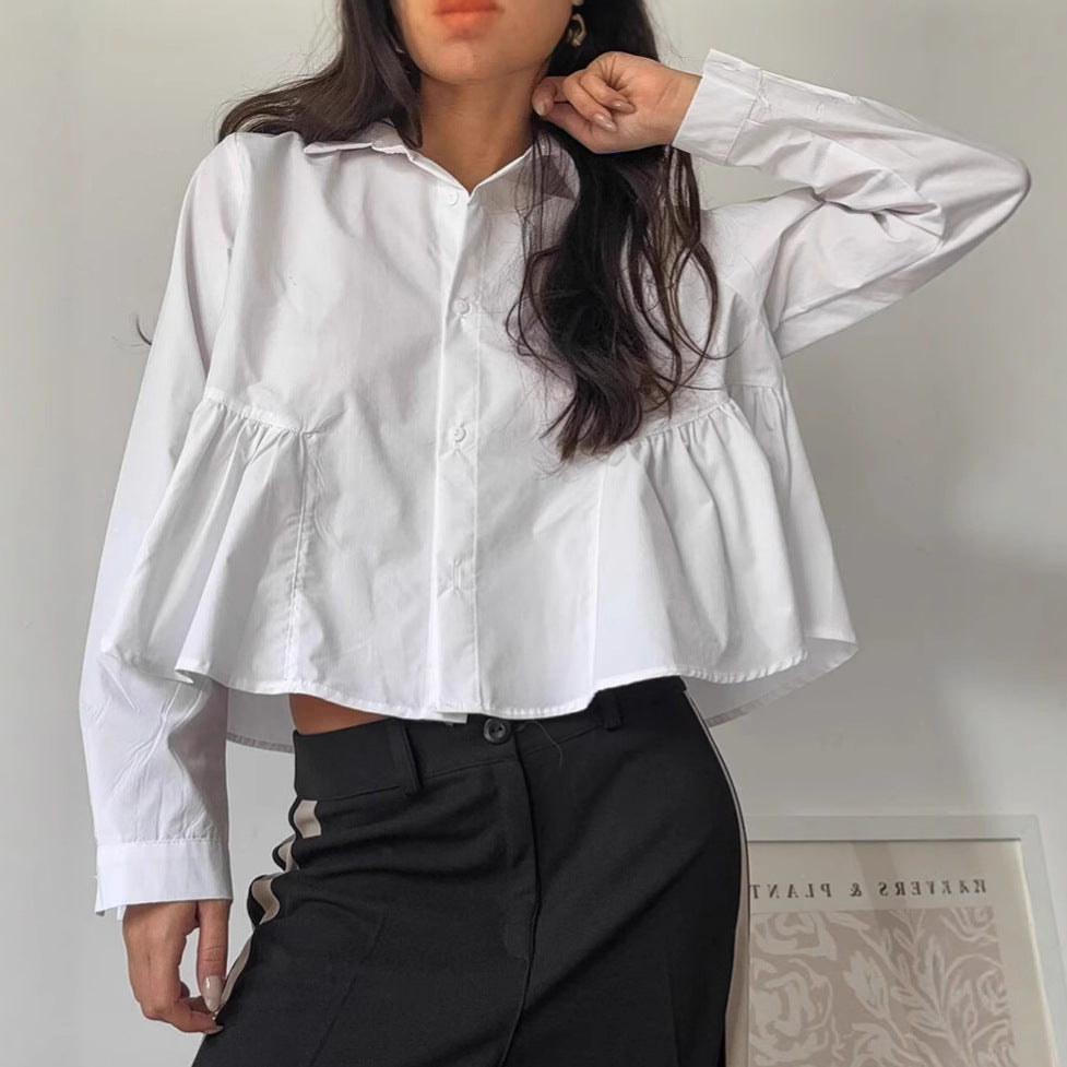 Damer Modetrend Kort Blus med voluminösa Ryschdetaljer och elegant knäppning Mirla-Eva Jonsson