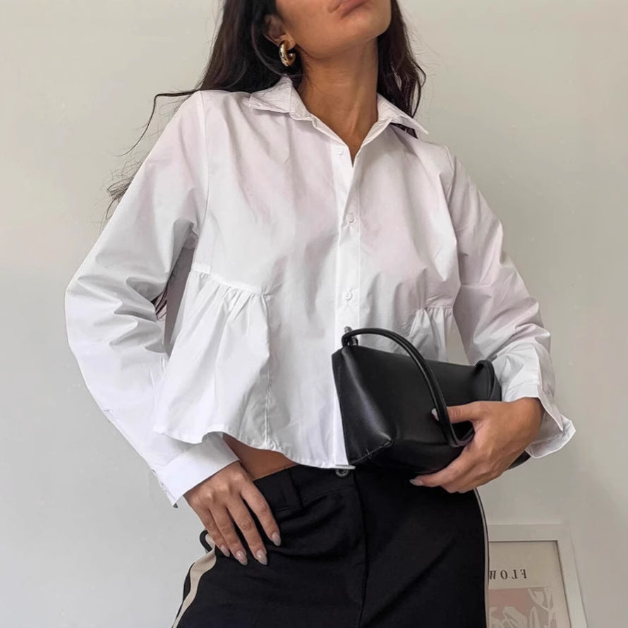 Damer Modetrend Kort Blus med voluminösa Ryschdetaljer och elegant knäppning Mirla-Eva Jonsson