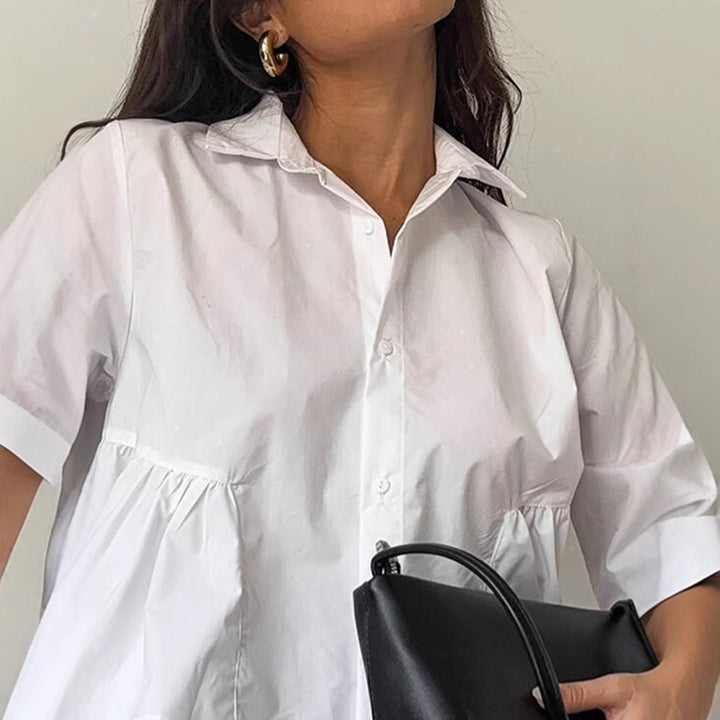 Damer Modetrend Kort Blus med voluminösa Ryschdetaljer och elegant knäppning Mirla-Eva Jonsson