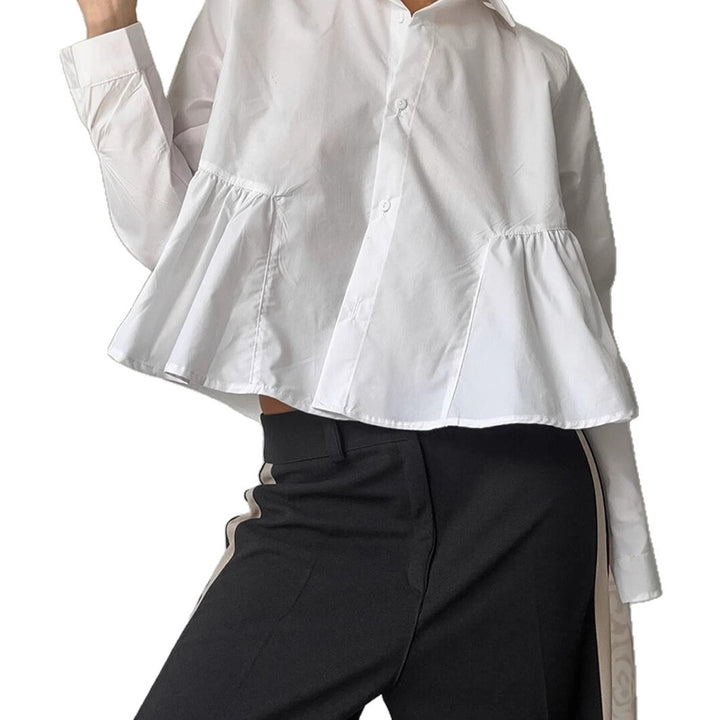 Damer Modetrend Kort Blus med voluminösa Ryschdetaljer och elegant knäppning Mirla-Eva Jonsson