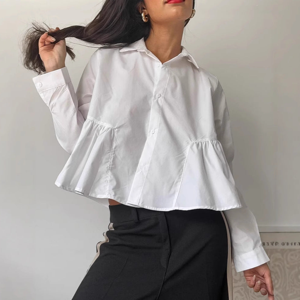 Damer Modetrend Kort Blus med voluminösa Ryschdetaljer och elegant knäppning Mirla-Eva Jonsson