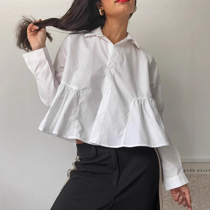 Damer Modetrend Kort Blus med voluminösa Ryschdetaljer och elegant knäppning Mirla-Eva Jonsson
