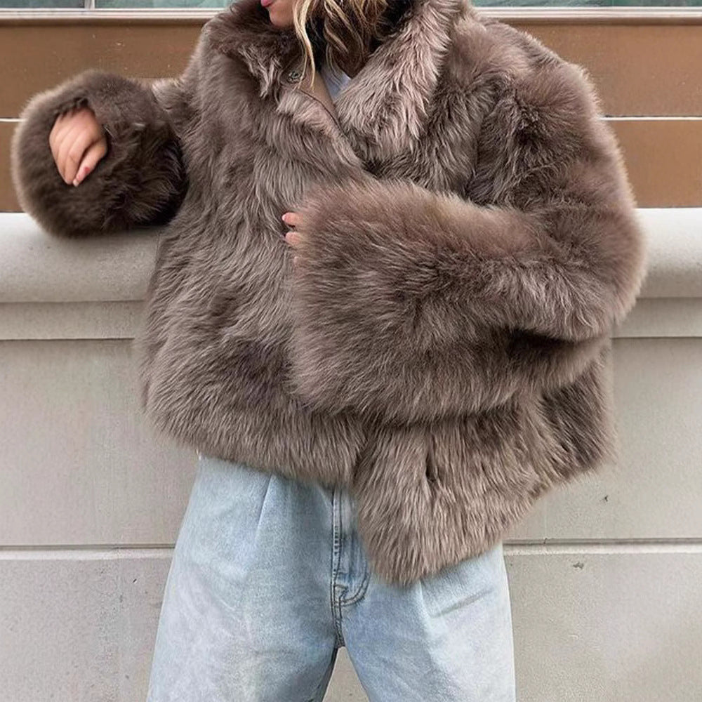 Damer Modisch Kort Jacka i högkvalitativt konstpäls med elegant krage Mirla-Eva Jonsson
