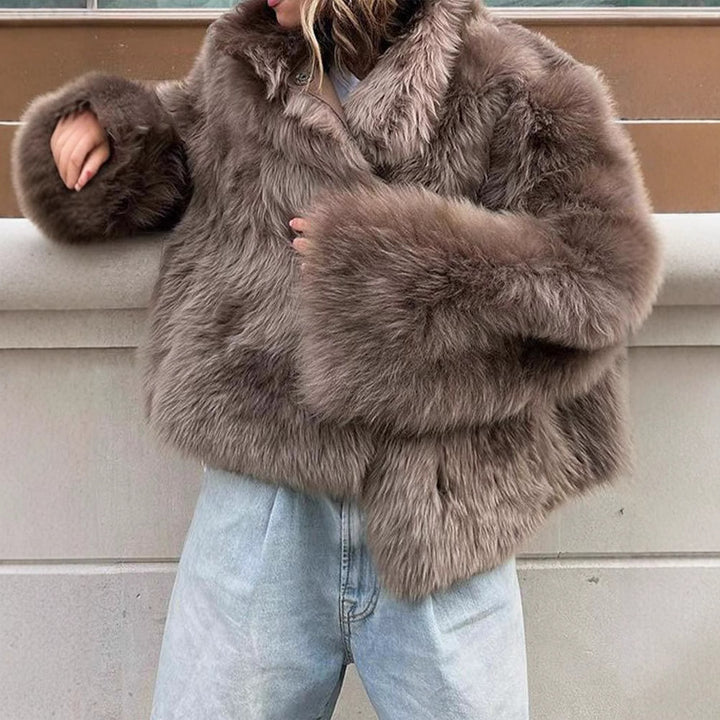 Damer Modisch Kort Jacka i högkvalitativt konstpäls med elegant krage Mirla-Eva Jonsson