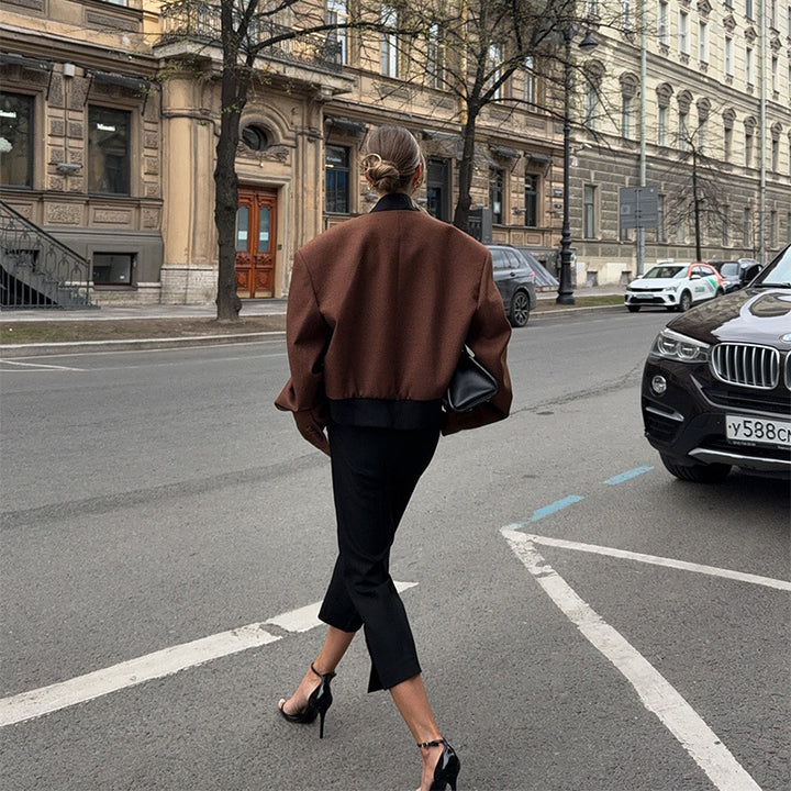 Damer Modisk Kortjacka med oversized skärning och elegant krage Mirla-Eva Jonsson