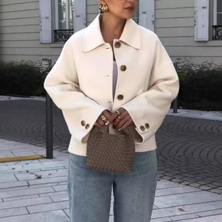 Damer Modisk Oversized-Ulljacka med knappdetaljer och vid skärning Mirla-Eva Jonsson