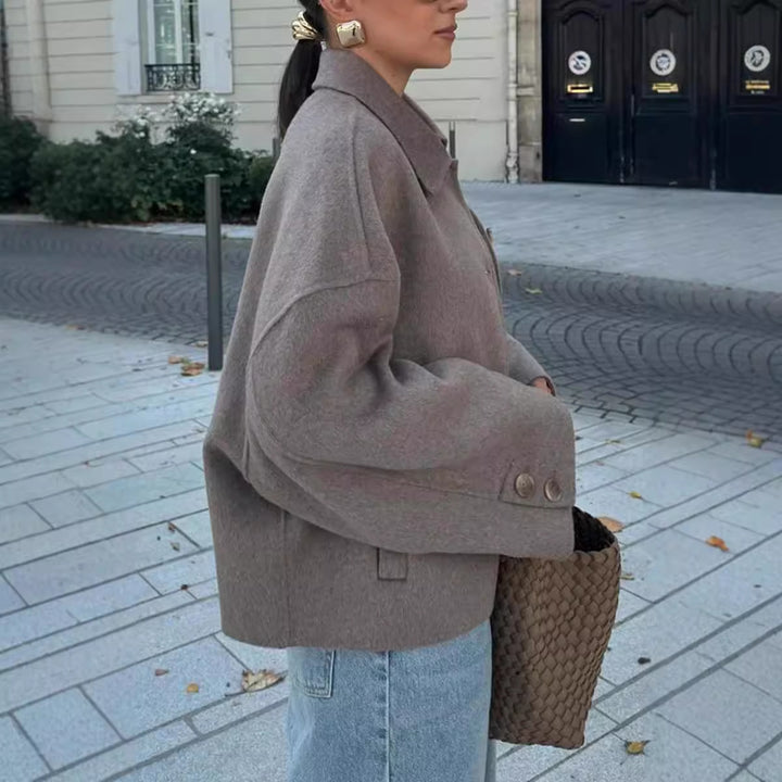 Damer Modisk Oversized-Ulljacka med knappdetaljer och vid skärning Mirla-Eva Jonsson