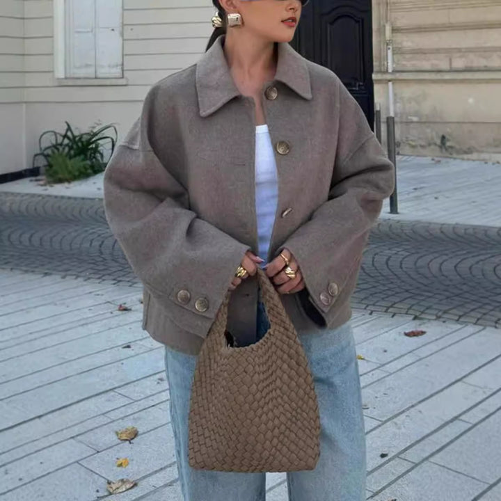 Damer Modisk Oversized-Ulljacka med knappdetaljer och vid skärning Mirla-Eva Jonsson