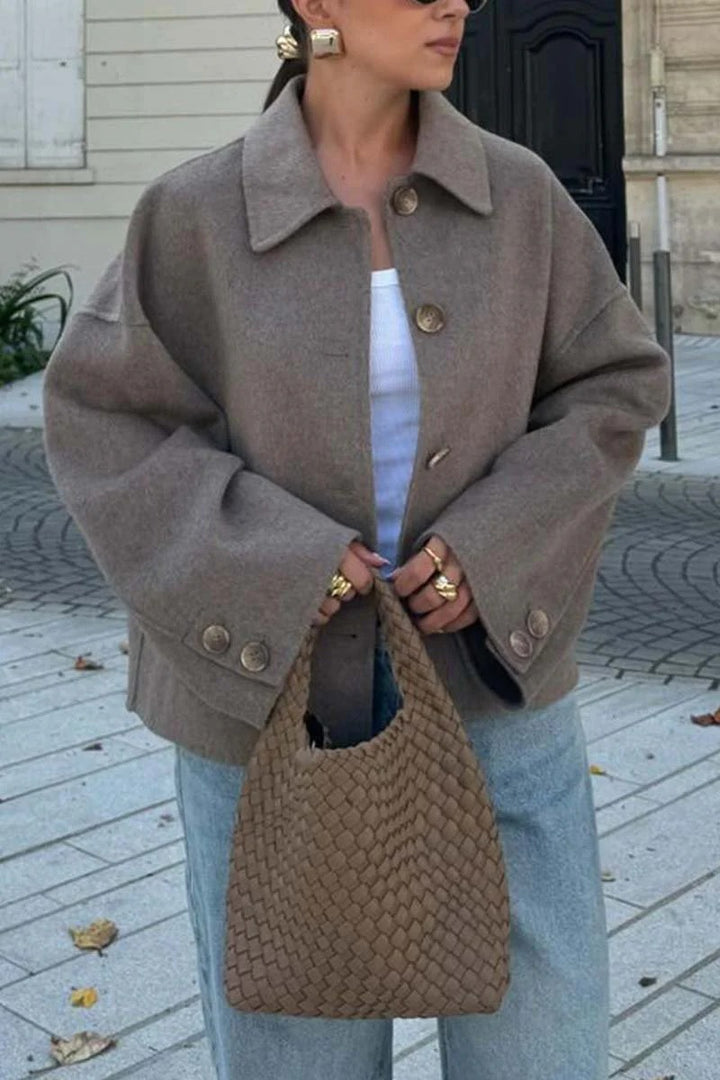 Damer Modisk Oversized-Ulljacka med knappdetaljer och vid skärning Mirla-Eva Jonsson