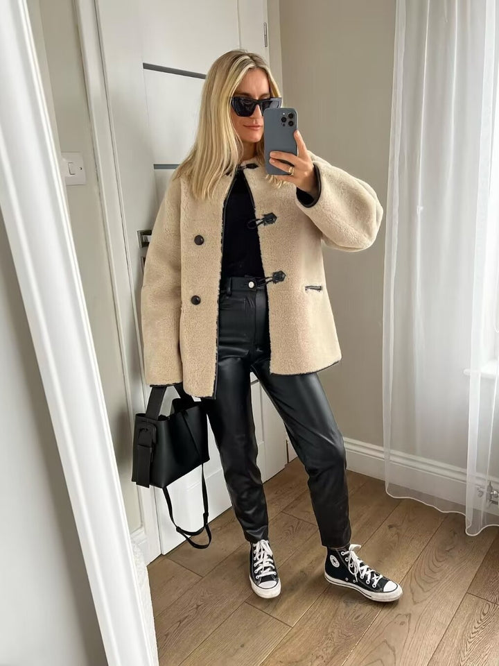 Damer Mysig Fluff-Jacka med Knappstängning och praktiska Fickor Mirla-Eva Jonsson