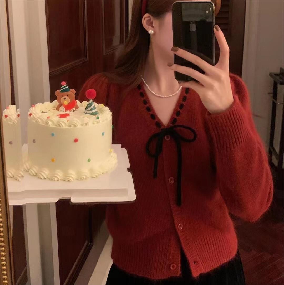 Damer Mysig Kofta med Kontrasterande Knappar och Eleganta Detaljer Mirla-Eva Jonsson