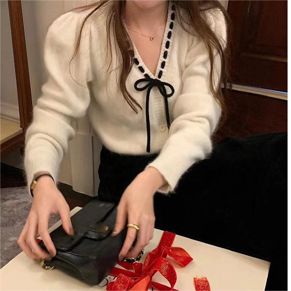 Damer Mysig Kofta med Kontrasterande Knappar och Eleganta Detaljer Mirla-Eva Jonsson