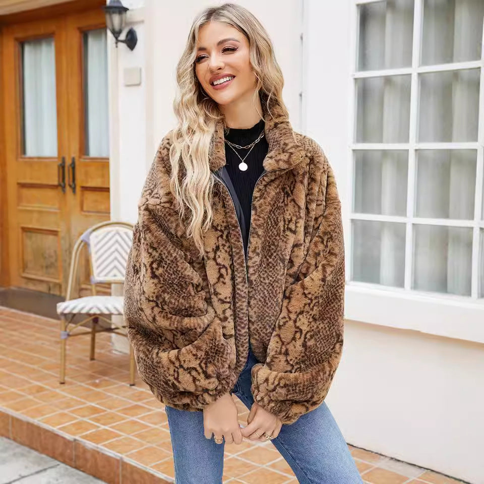Damer Mysig Konstpälskappa i ormskinslook Mirla-Eva Jonsson