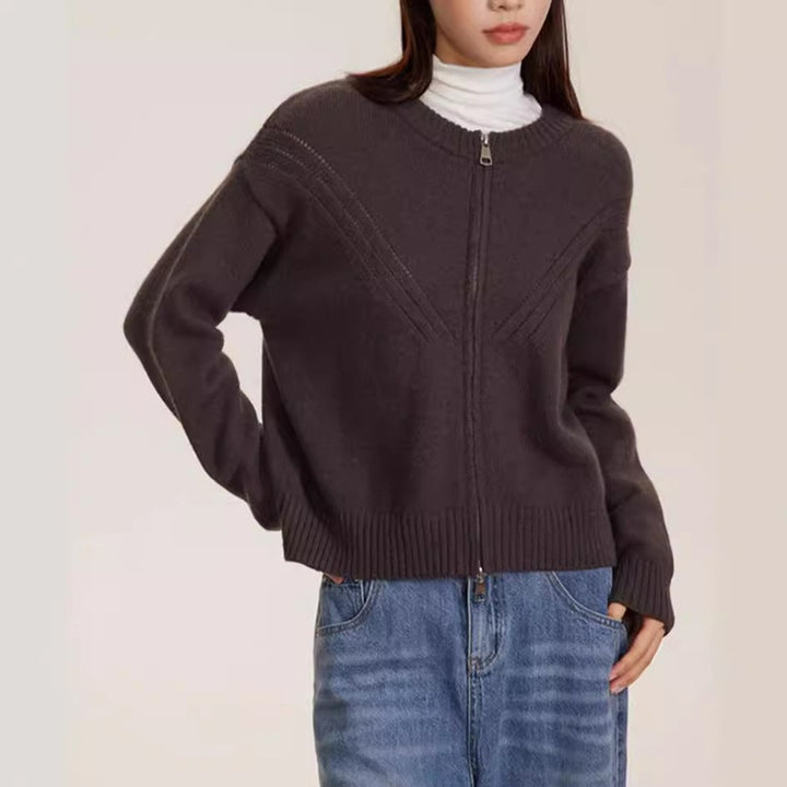 Damer Mysig Stickad Jacka med Modern Dragkedja och Fint Strukturell Design Mirla-Eva Jonsson