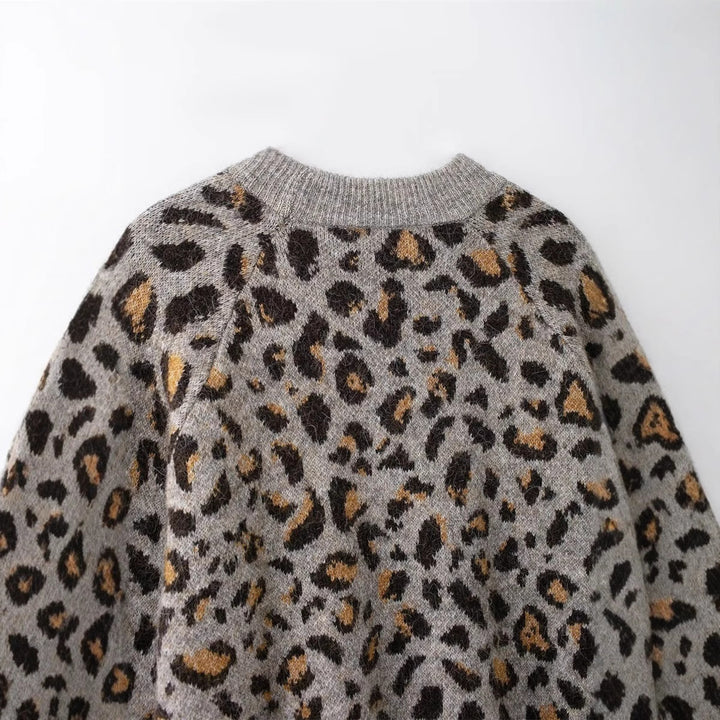 Damer Mysig Stickad Tröja med Modernt Leopardmönster Mirla-Eva Jonsson