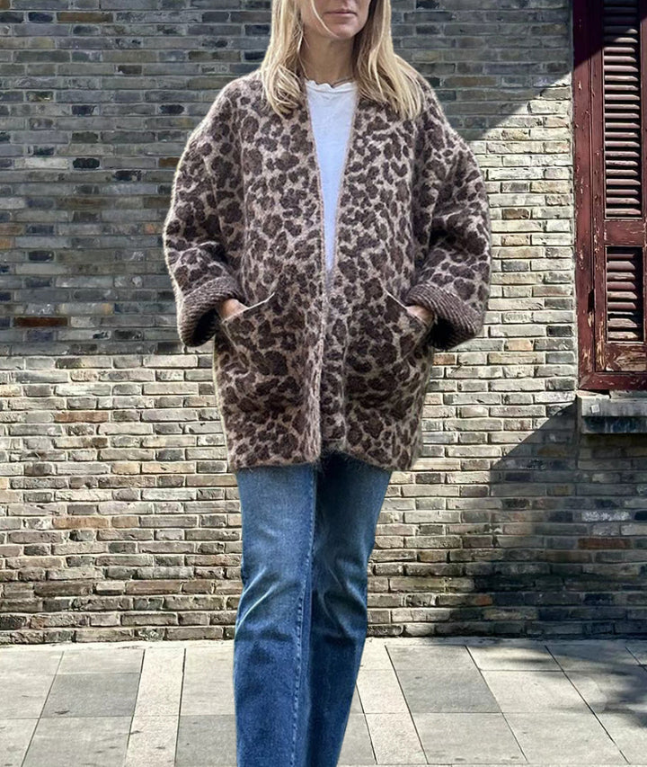 Damer Mysig stickad jacka i leomönster med oversized passform Mirla-Eva Jonsson