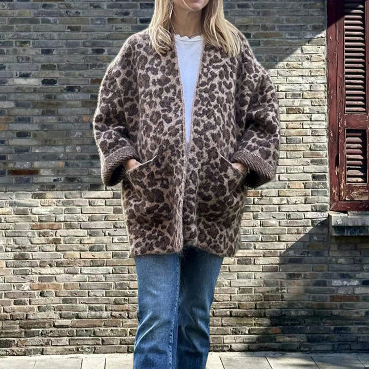 Damer Mysig stickad jacka i leomönster med oversized passform Mirla-Eva Jonsson