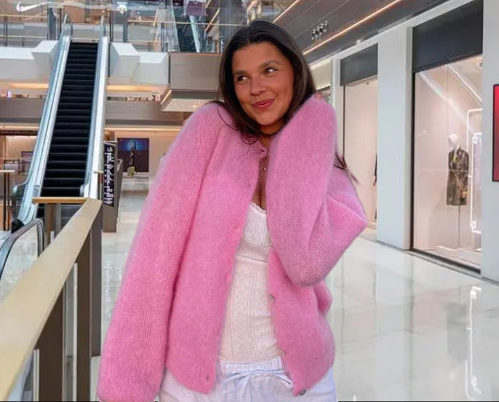 Damer Mysig stickad jacka med oversized passform och knapppdetaljer Mirla-Eva Jonsson