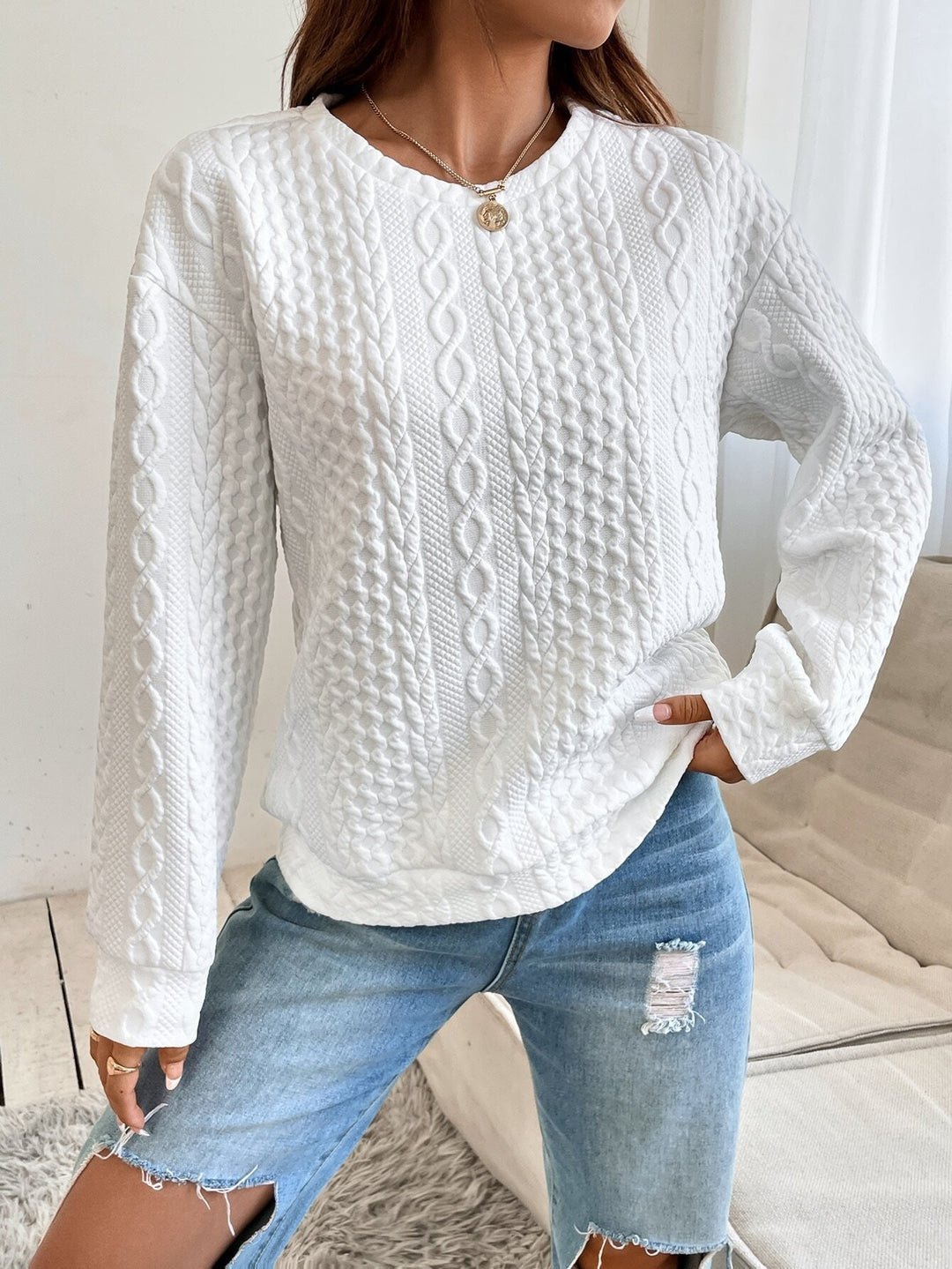 Damer Mysigt stickat plagg med hög krage och strukturerad design Mirla-Eva Jonsson
