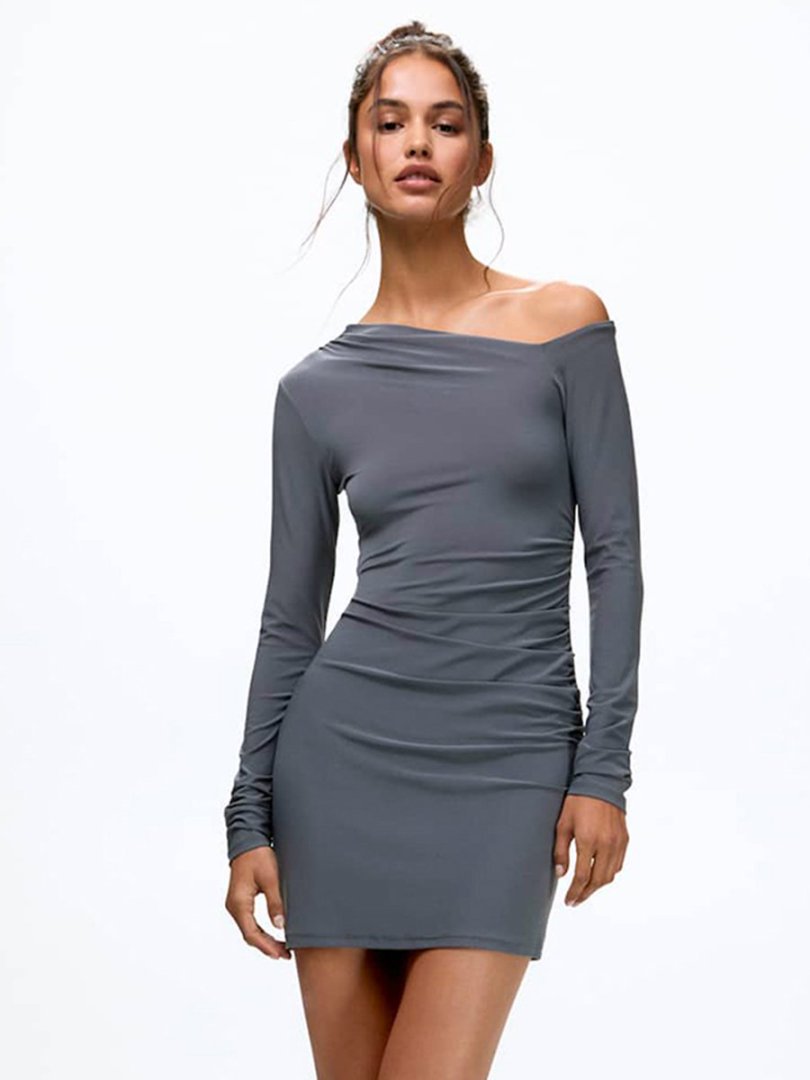 Damer Off-Shoulder Miniklänning med figursydd design och elegant drapering Mirla-Eva Jonsson